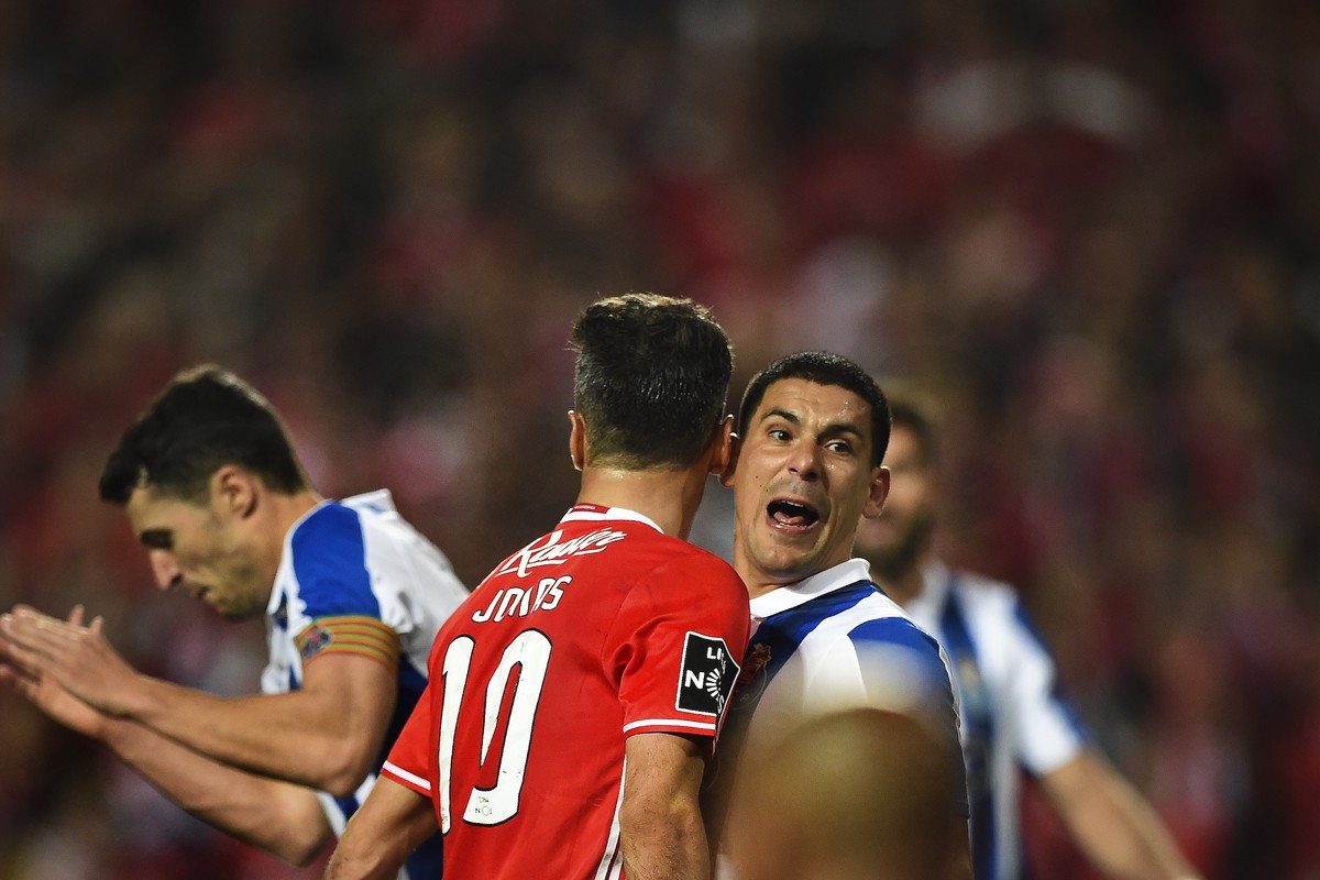 Parece brincadeira: Jogadores podem apitar clássico em Portugal 2 Parece brincadeira: Jogadores podem apitar clássico em Portugal 1