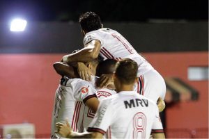 Read more about the article Com um jogador a mais Vitória empara com Flamengo no Barradão na estreia no Brasileirão