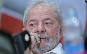 You are currently viewing Moro determina prisão de Lula no caso do triplex em Guarujá