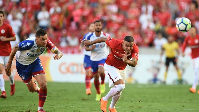 Bahia não se encontra em campo e perde para o Internacional na estreia do Brasileirão 2 Bahia não se encontra em campo e perde para o Internacional na estreia do Brasileirão 1