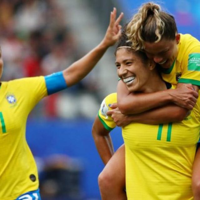 Cristiane decide e Brasil vence na estreia da Copa do Mudo de Futebol Feminino