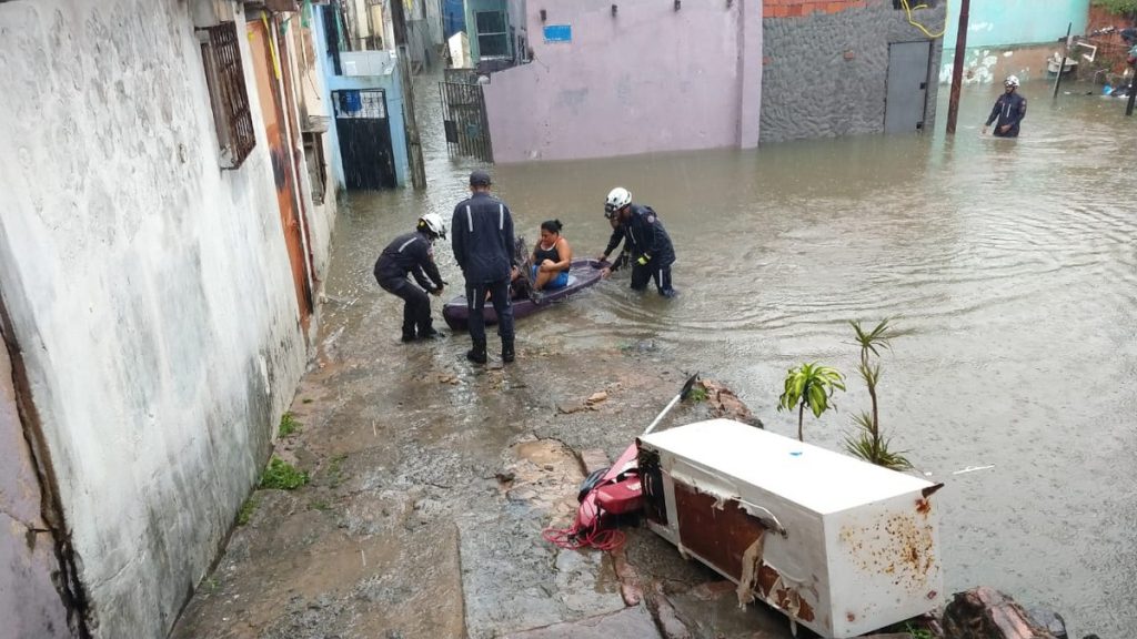 Chuva transforma Salvador em cenário de filme de terror